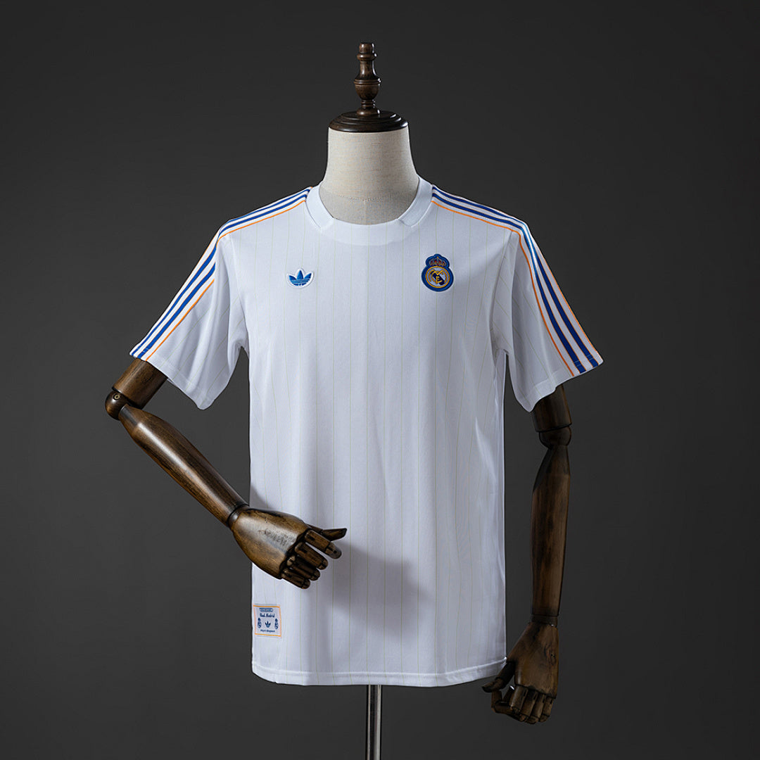 Camiseta Casual Real Madrid Terrace Icons Blanco y Azul Adultos