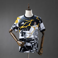Camiseta Real Madrid Avengers Pre-Match Negro y Blanco 25/26 Adultos