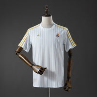 Camiseta Casual Real Madrid Terrace Icons Blanco y Dorado Adultos