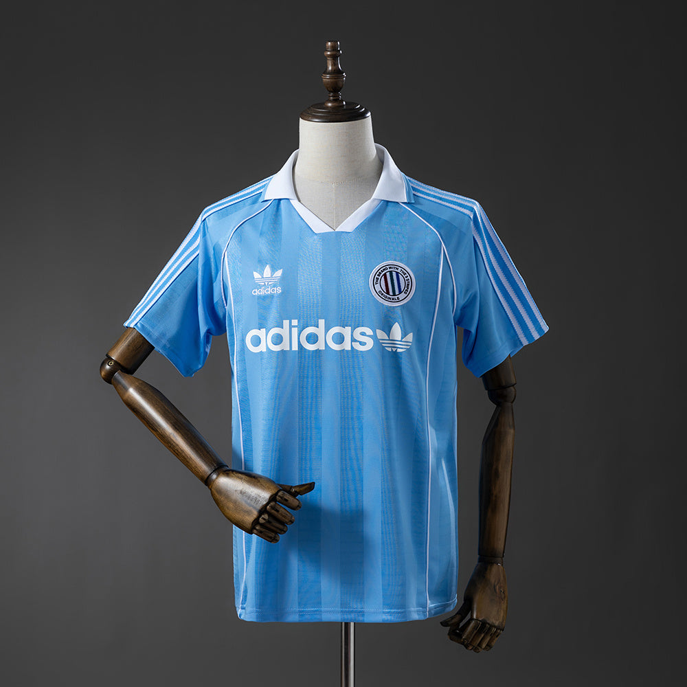 Camiseta Originals Classic Three Stripes Celeste Adultos